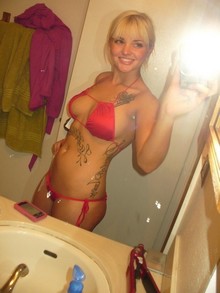 Jeune coquine qui aime se faire prendre en levrette