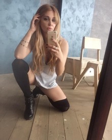 Sexy jeune coquine qui aime se faire prendre en levrette