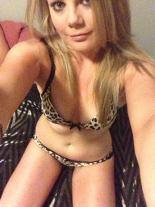 Belle coquine dispo pour des mecs discrets à se mettre dans le cul à Amiens